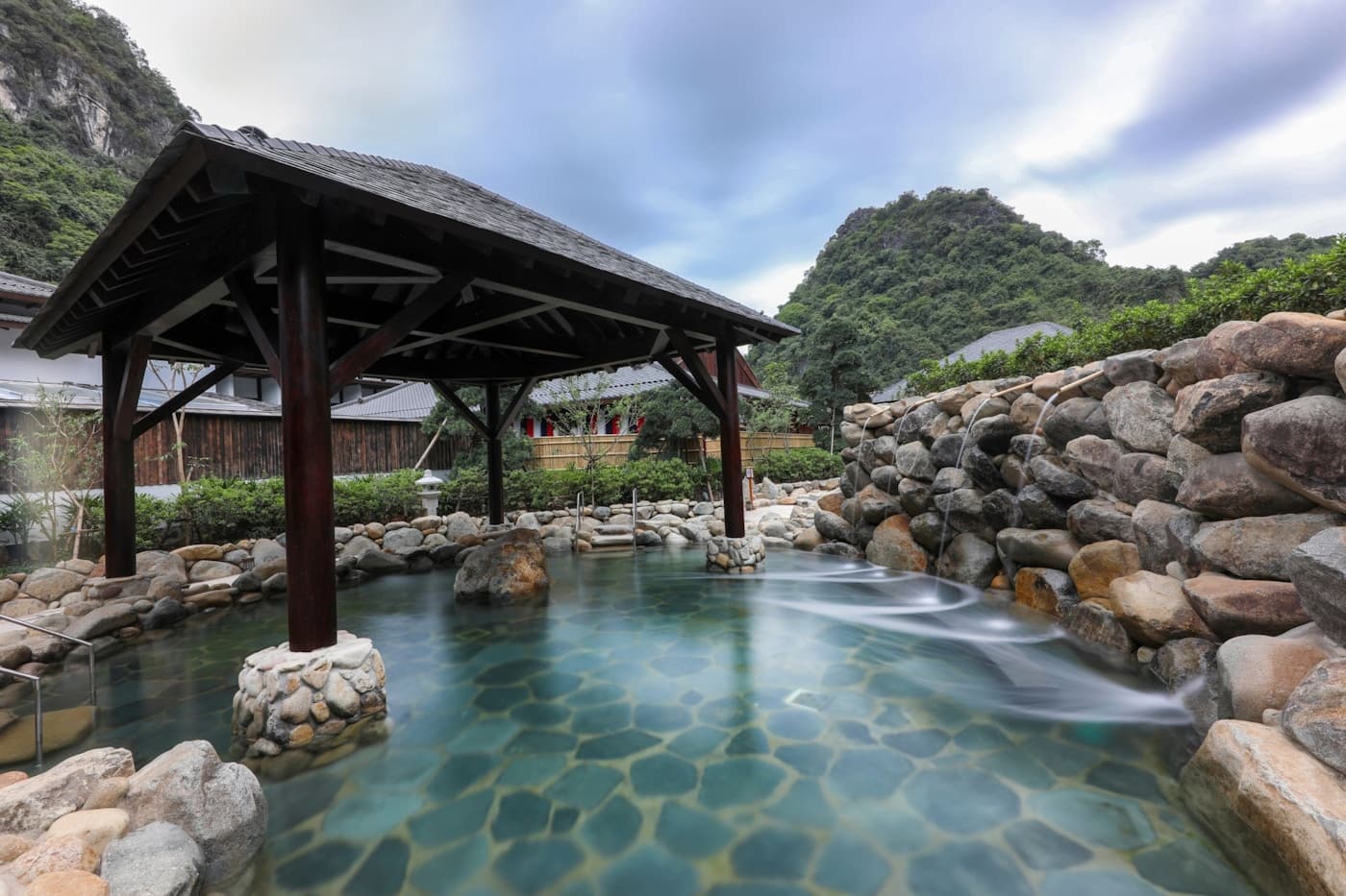 Outdoor spa pool for Mornington Peninsula wellbeing chauffeur trips
